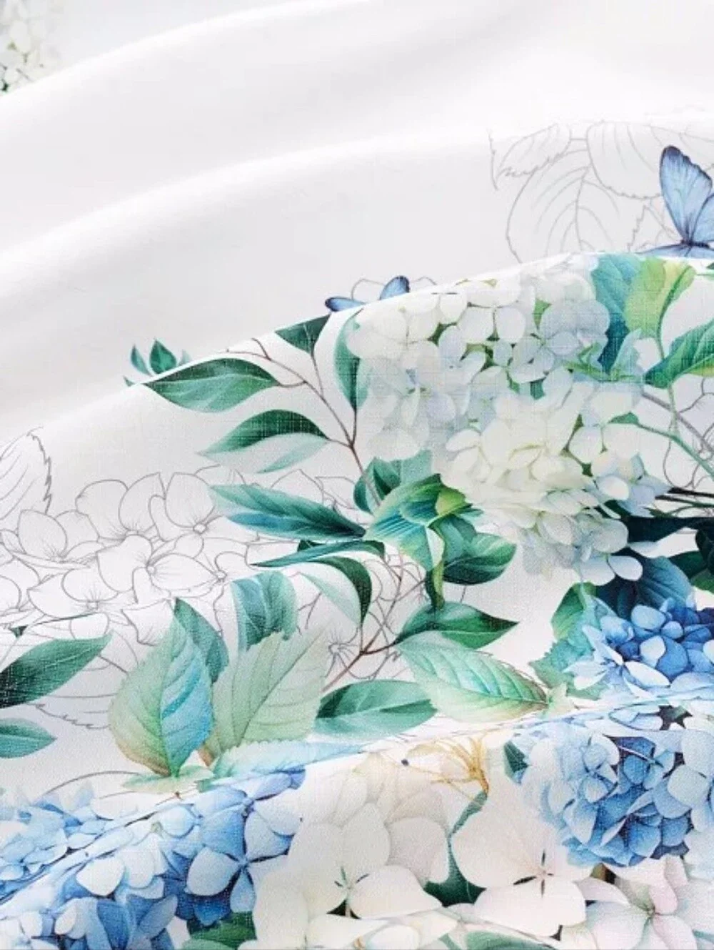Elrene Home Fashions Hydrangea Bloom Floral Double Border Tablecloth  Multi  60
